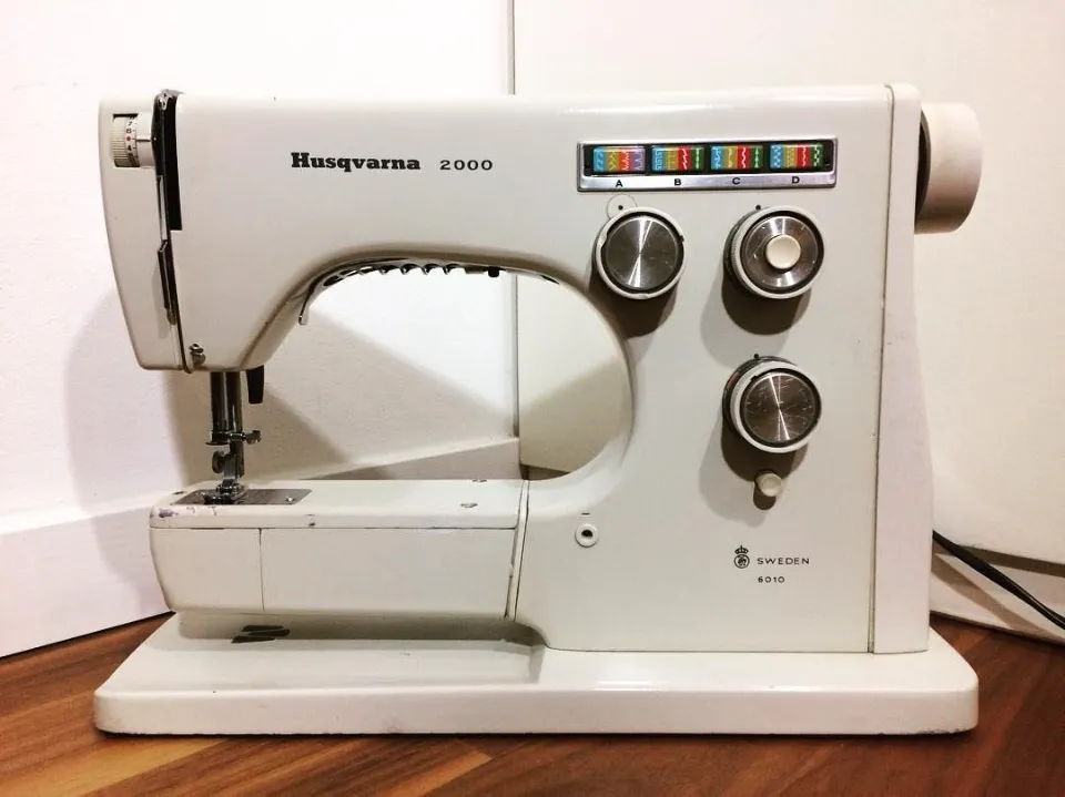 Here is another great vintage Husqvarna aka Viking sewing machine. This one  is called 2000, model 6010. Do you like the vintage machines?  CariMakes/carimakes.co…