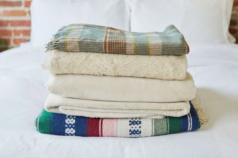 How to Fold Blankets into Squares?