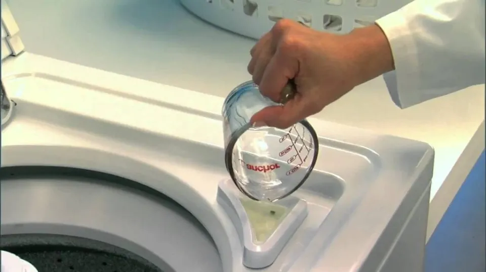 How to Use Bleach in the Washing Machine Safely?