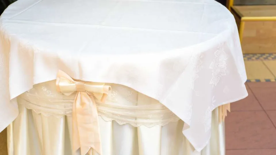 How to Get Wrinkles Out of Polyester Tablecloths