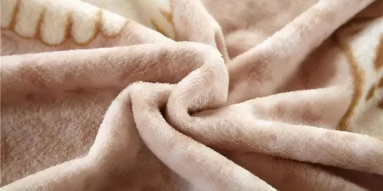 What is a Fleece Blanket? How to Choose the Right One?