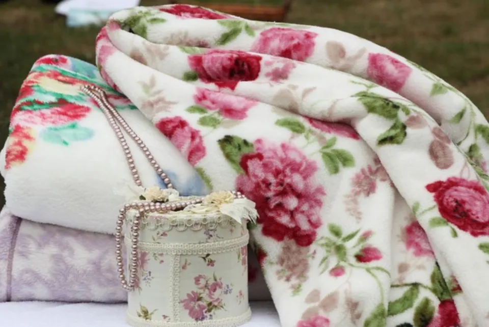 What is a Fleece Blanket? How to Choose the Right One?