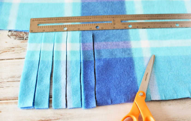 How to Make a Fleece Tie Blanket? Easy No-Sew Project