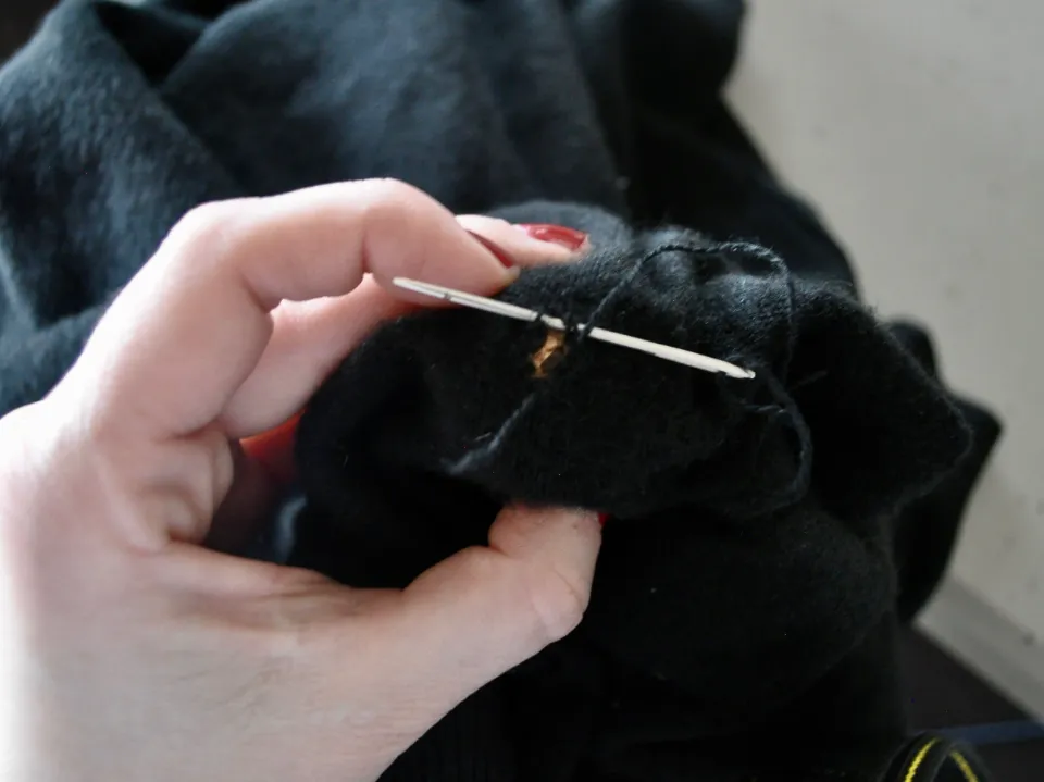 How to Fix Holes in Cashmere Sweaters? 2 Simple Methods
