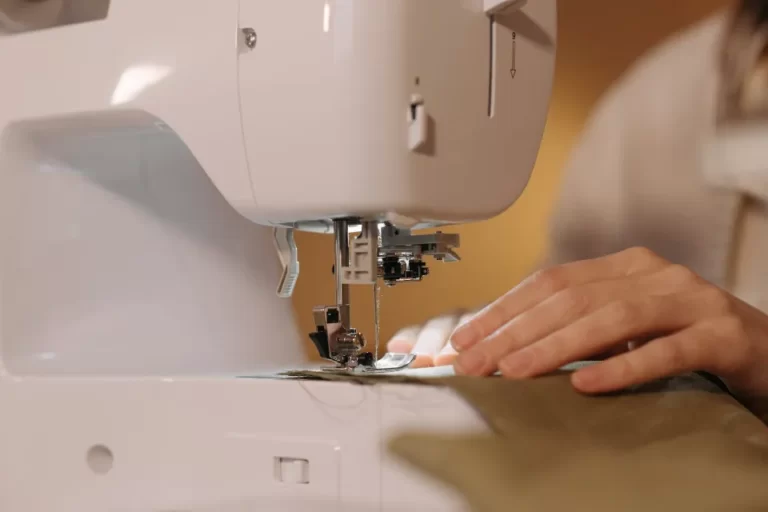What Size Needle for Polyester Fabric? A Complete Guide