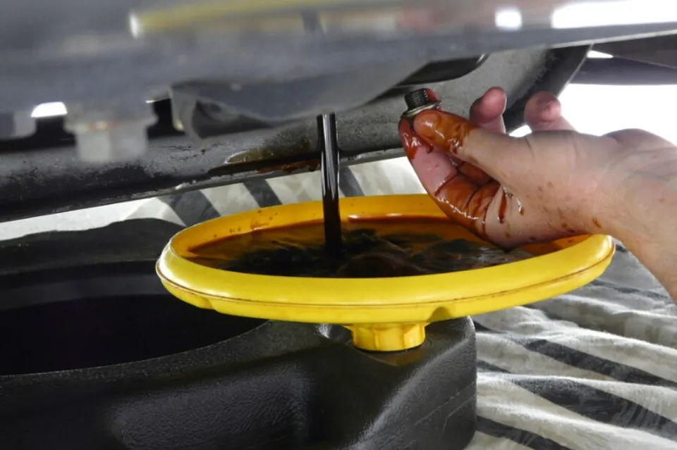How To Get Motor Oil Out Of Clothes? (8 Easy Ways)